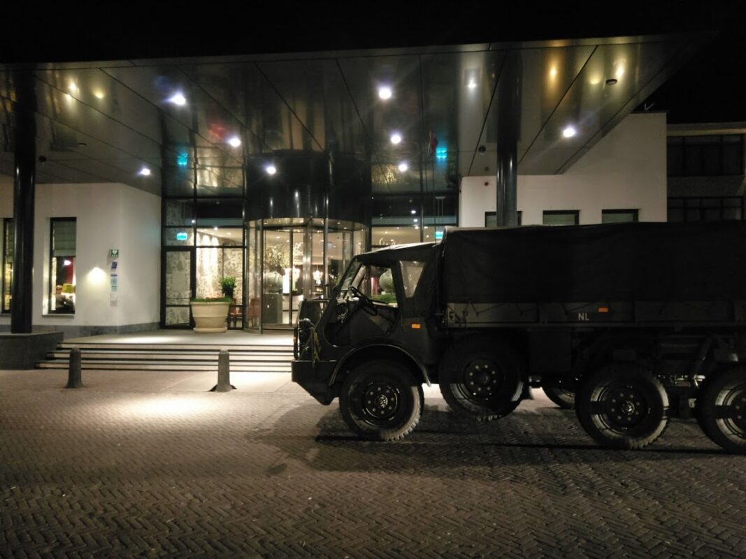 Avond dropping legertruck